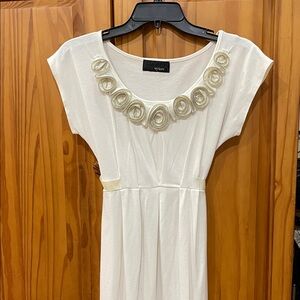 Hypnotik Chic White Dress with Zipper Rose Floral Accents